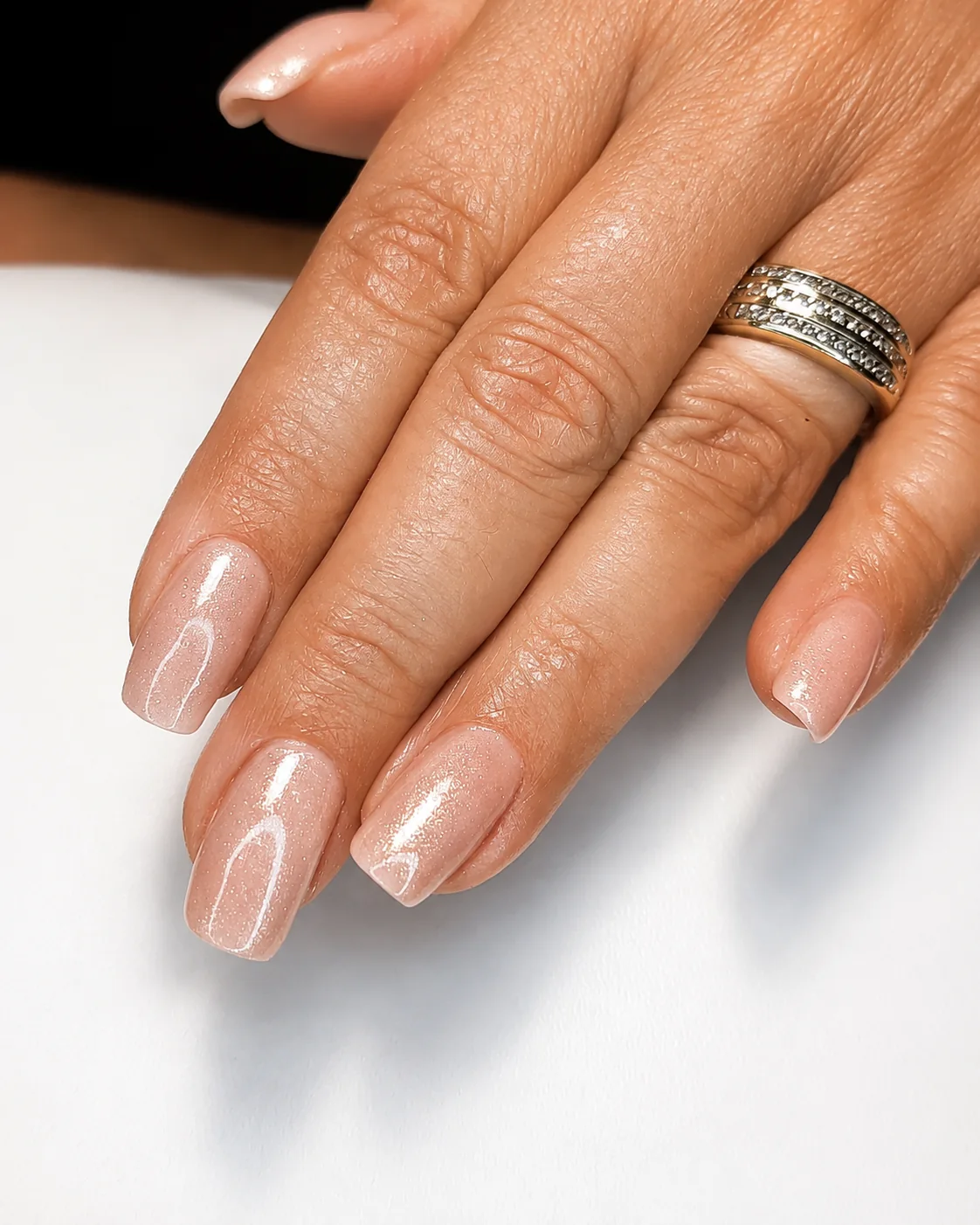 Delikatny manicure nude