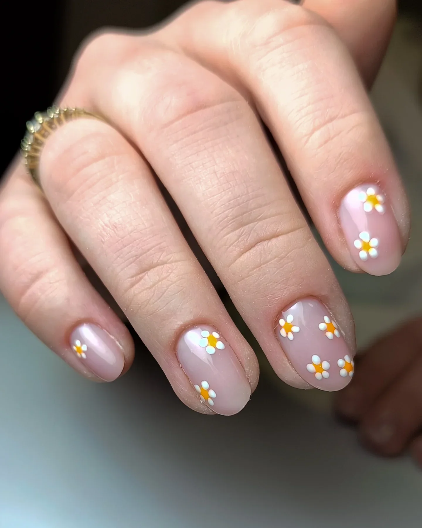Manicure z kwiatowym zdobieniem